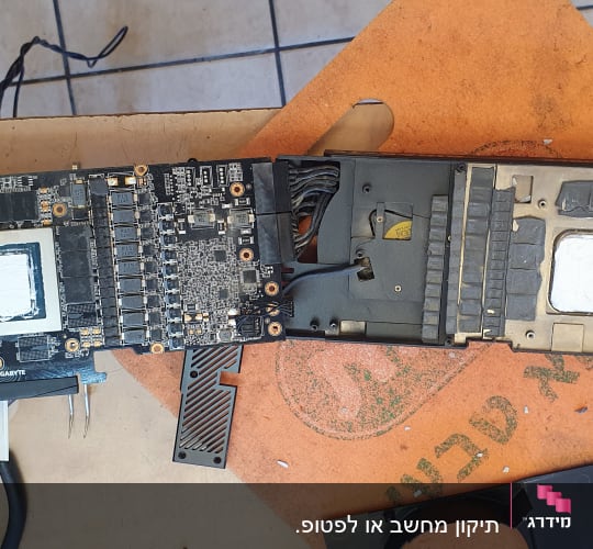כרטיס גרפי מפורק על שולחן עבודה